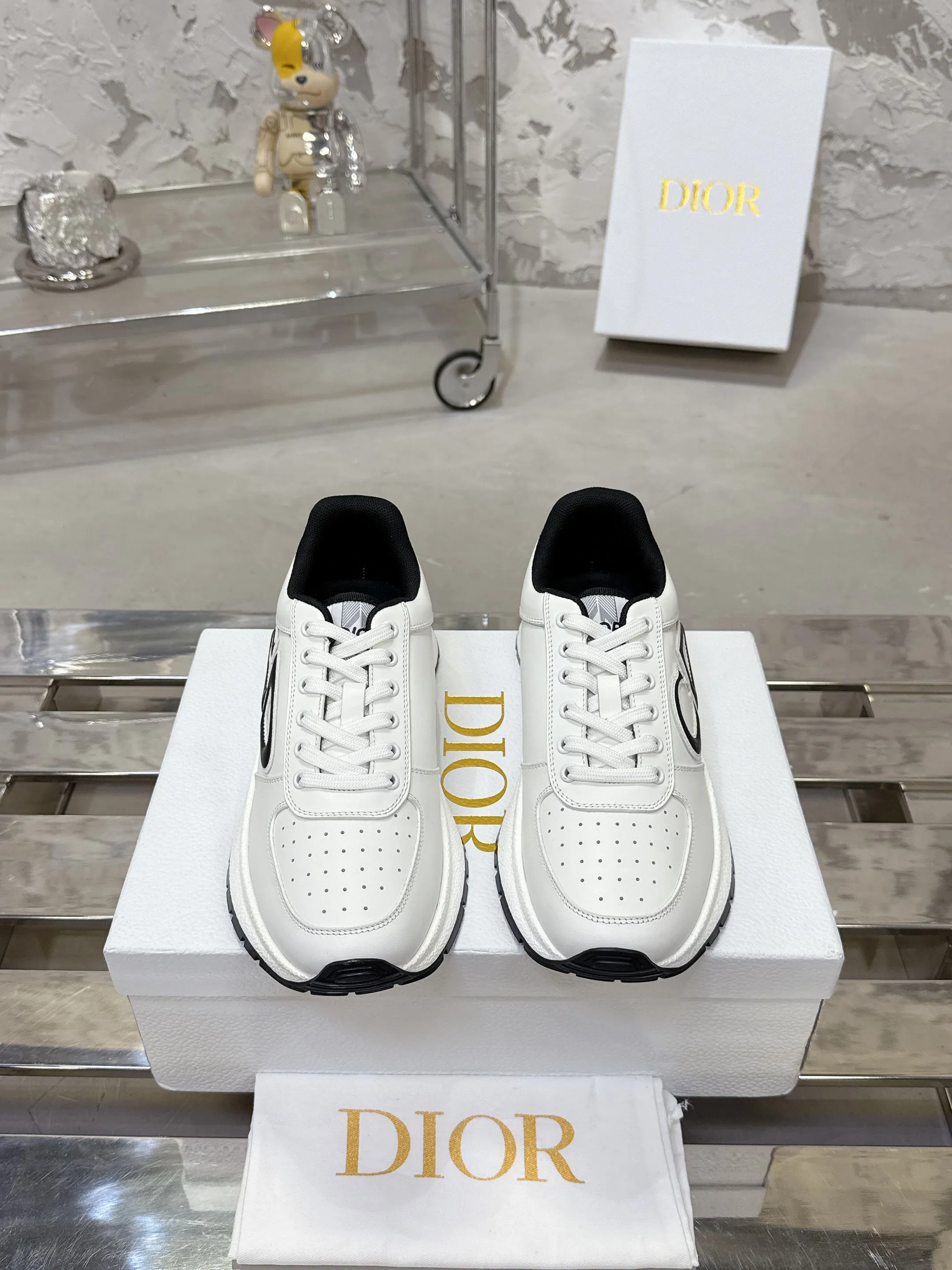 [Dior Dior] P: 660💰Couple model Size: Female: 35-40 (41 customized), male 39-44. (45 customized) 2025 Dior Dior autumn and winter new couple model, thick-soled casual sports shoes, original purchase and development, reinterpret sports style with elegant and fashionable shape. The upper is crafted from white mesh fabric and features the Christian Dior Paris signature on the laces and heel. The exquisite two-color sole is light and soft, which can add a high-end temperament to all kinds of casual looks. The delivery counter is exquisitely packaged🛍📦 ▪️Material: Original custom imported first-layer cowhide ▪️Inner lining: Imported soft sheepskin lining ▪️Sole: Original open-molded anti-slip rubber material ▪️Sole thickness: 4CM